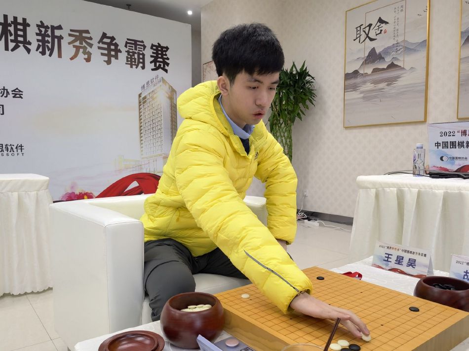 梅·韦斯特编剧改由托马斯·波普(ThomasPope)负责，他和文德斯决定在故事中多引用《枭巢喋血战》，打算让《哈默特》剧中的经历和《枭巢喋血战》中的叙述一样。